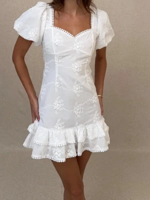 Fin studentklänning  - Superfin vit kort klänning med puffärmar och knyte i ryggen. Klänningen är enbart testad och själs pågrund av att den var förkort för mig då jag är 174🩷nypris för klänningen är 599kr