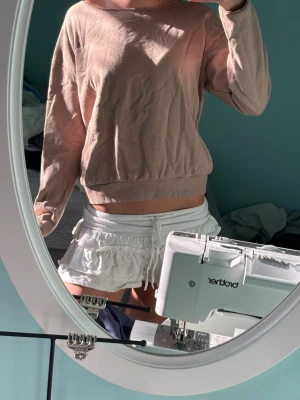 Beige sweatshirt med rund hals - En enkel och stilren beige sweatshirt med rund hals och långa ärmar. Tröjan har ribbade muddar vid ärmslut och nederkant, och är gjord i ett mjukt material som känns skönt mot huden. Perfekt för en avslappnad look.