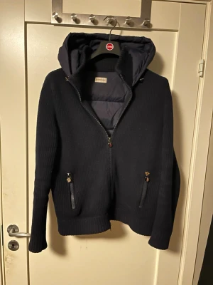 Moncler Cardigan - Säljer nu min snygga/unika marinblåa moncler cardigan. Sparsamt använd så är i ett grymt skick!! Hör av dig vid funderingar/mer bilder. Passar 175-190