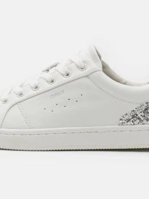 Vita sneakers med glitterdetalj från ONLY - Snygga vita sneakers från ONLY med silvriga glitterdetaljer på hälen och metallicparti. Skorna har klassisk låg profil, vita snören och diskreta perforeringar på sidan. Perfekta för dig som vill ha en stilren men ändå glittrig look. Enbart använda en gång, säljer då det tyvärr inte passade😭