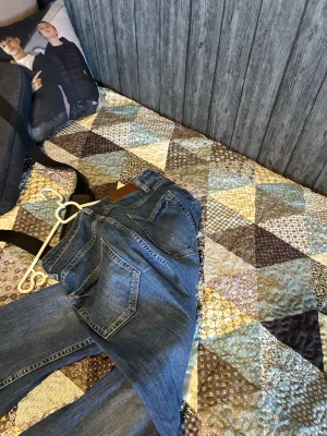 Blå regular fit jeans från Dressmann - Säljer ett par klassiska blå jeans från Dressmann i modellen regular fit. Jeansen har fem fickor, raka ben och snygga kontrastsömmar. Perfekta för dig som gillar en tidlös och avslappnad stil.