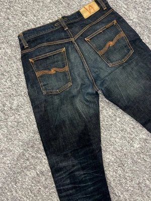 Blå Nudie Jeans ”Brute Knut” - Tjenare!! Säljer nu mina extremt snygga Nudie jeans i modell brute knut. Ett par ganska relaxed jeans i storlek W30 och L30 men det stämmer inte riktigt, hör av dig för mått 👍