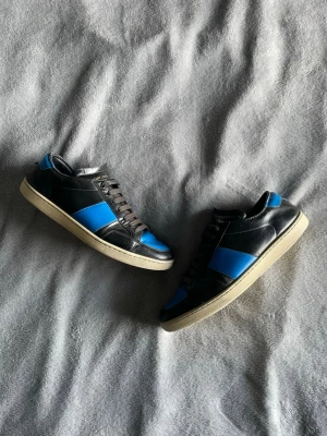 Saint Laurent court classics - Säljer ett par court classics från Saint Laurent! Som man kan se på bilden, ganska använda men mycket liv kvar🙌 Skicka gärna prisförslag så kan vi lösa nåt vid en snabb affär