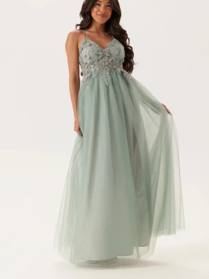 Ny långklänning från Bubbleroom, stl 36 - Letar du balklänning eller aftonklänning?   Dusty green balklänning /Långklänning med smala axelband och V-ringning. Klänningen har en vacker spetsapplikation med pärlor och 3D-blommor på överdelen.  Ryggen har en snörning som ger en justerbar passform och sitter förgör som en smäck! Inlägg vid brösten så du slipper bh (se sista bilden).   Kjolen består av flera lager tyll som ger volym och ett elegant fall.