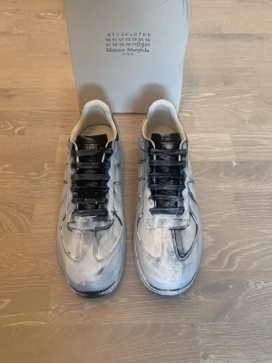Maison Margiela sneakers vit/svart - Hej! Säljer ett par feta Maison Margiela sneakers. Helt nya och passar perfekt nu inför sommaren. Storlek är 46. Priset kan diskuteras och skickar inom 24 Tim ☺️💨