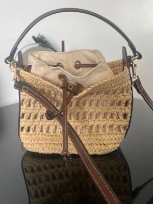 Bucket väska H&M - Fin liten bucket väska från H&M. Perfekt till sommaren.