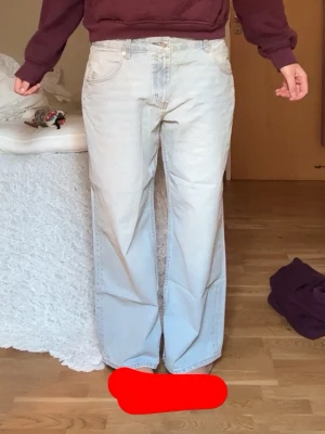 Ljusblåa raka jeans - Säljer ett par ljusblå jeans med rak passform och hög midja. Jeansen har klassiska fem fickor och är i ett mjukt denimtyg. Perfekta för en avslappnad och trendig look.