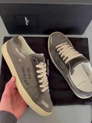 Saint Laurent skor - Gråa saint Laurent skor i storlek 40, passar 40,5-41. Dessa skor är sparsamt använda och i riktigt bra skick. Skick utifrån bilderna. Skriv vid frågor