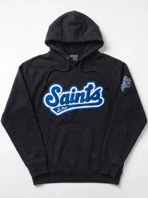 Svart Saints hoodie med blått tryck - Svart hoodie från Saints med stor blå och vit logga 'Saints St. Paul' på bröstet och broderad detalj på ärmen. Klassisk känguruficka och dragsko i huvan. Tillverkad i mjukt bomullsmaterial, perfekt för en avslappnad streetwear-look.