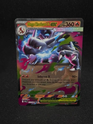 Pokémonkort Mega Charizard X EX - Mega Charizard X EX – holografiskt Pokémonkort.  Ett kraftfullt och eftertraktat Charizard-kort med unik design. Ett riktigt blickfång som passar perfekt i en samling eller som centerpiece.  Skick: Fint skick. Förvarat i sleeve. Jag tar bud  Kortet på bilden är exakt det du får.  TRYGGHET & LEVERANS  100 % äkta kort – inga kopior Spårbar och välpackad frakt Snabb hantering  Övrigt: Säljes i befintligt skick. Se bilder för egen bedömning.