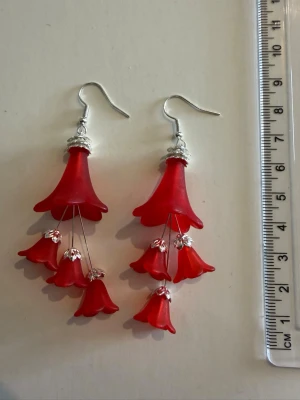 Röda blomformade örhängen - Nickelfria
