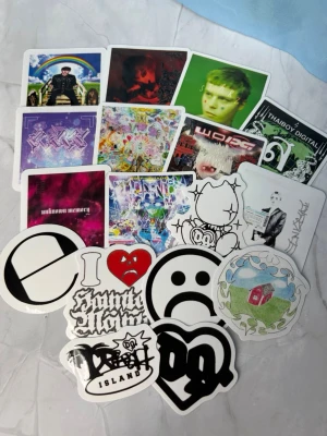 STICKERPACK - 17st - ⭐️17 different stickers ⭐️ ✨🤍 FREEBIES (godis & random stickers) ingår i alla beställningar över 70kr 🤍