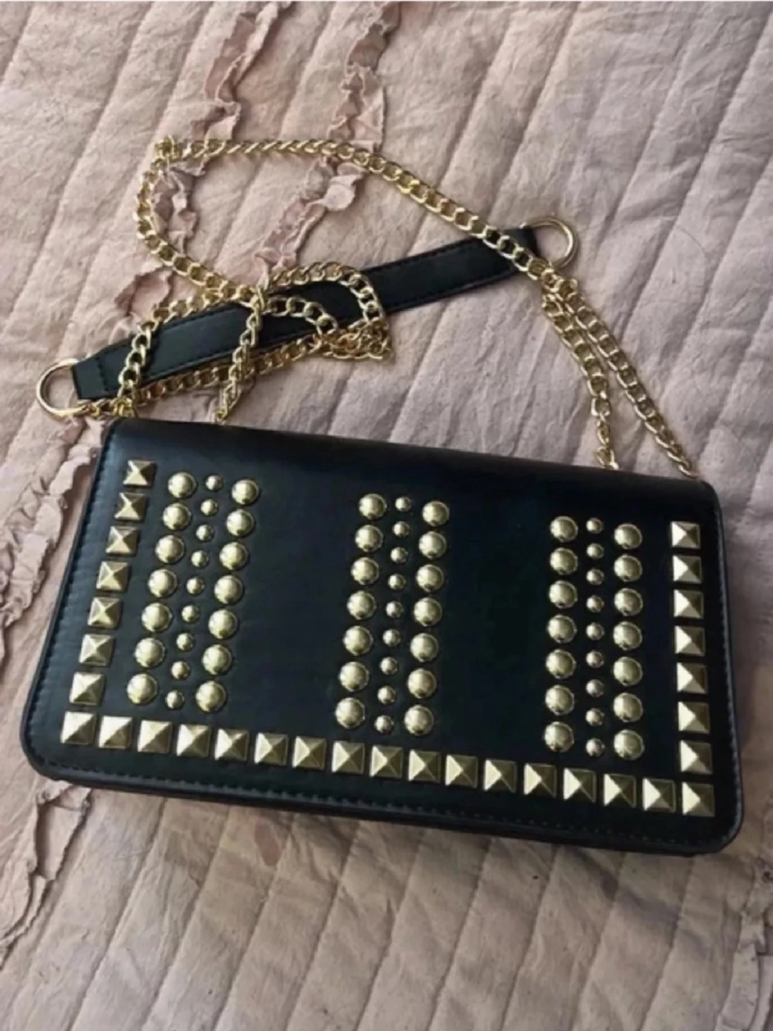 Svart axelväska med nitar och kedja - 1