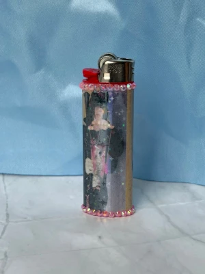 BLADEE//MARTYR - lighter - ⭐️1st Refillable BIC MAXI LIGHTER med wrap & rhinestones ⭐️ ✨🤍 FREEBIES (godis & random stickers) ingår i alla beställningar över 70kr 🤍