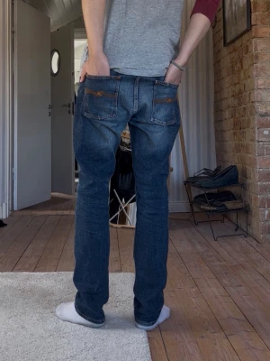 Nudie Dude Dan 33/32 - Galet schyssta nudie jeans modellen dude Dan storlek 33/32. Jag på bilden är 188 och väger 78. Total längd: 105 midja 44 benöppning 19. Pris kan som alltid diskuteras!