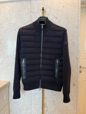 Moncler cardigan  - Tja säljer denna jätte exklusiva cardigan från Moncler denna modell säljs inte längre nypris på denna är ca 16 000 kr. Jackan är knappt använd lite tecken på slitage men inget man ser vid användning 8/10 skick storlek M men sitter mer som en S skulle jag säga. 