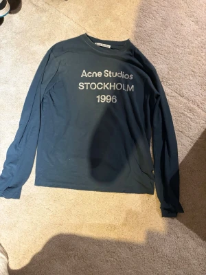 Acne studios longsleeve  - Acnes ikoniska longsleeve i väldigt bra skick, storlek xs som passar mig som är 179 cm lång hör av er vid funderingar😁
