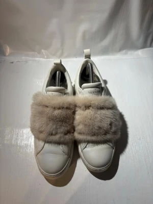 Valentino skor - Hej! Säljer nu mina skor från märket Valentino, storlek 40 bra skick, allt på bilden ingår. Tveka inte på att höra av dig om du har frågor eller funderingar kring skorna! 