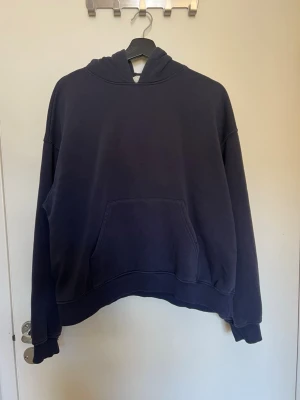 Mörkblå hoodie från GinaTricoy - En stilren mörkblå hoodie med klassisk huva, från Gina Tricot storlek M