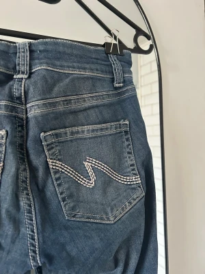 Lågmidjade bootcut jeans - Lågmidjade bootcut jeans i väldigt bra skick med coola fickor. 💕