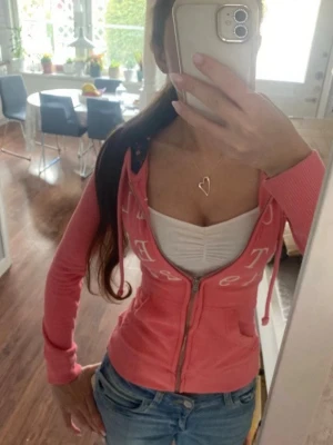 Korall rosa hollister zip up tajt - As vacker korallrosa zipup hoodie från hollister i strl xs!! (omsydd till xxs) Kommer nog ångra att ja säljer denna men har en redan en liknande🪸