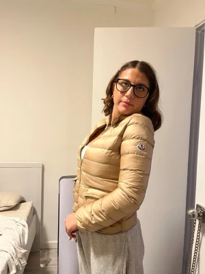 Moncler jacka - Moncler jacka i väldigt bra skick. Strl - 164 men passar mig som har XS/S i jackor. 