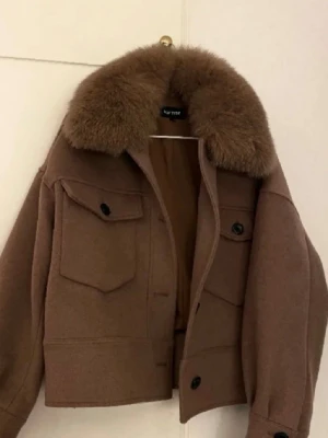 Meotine kappa - Superfin brun päls kappa. Köpte för cirka 4000