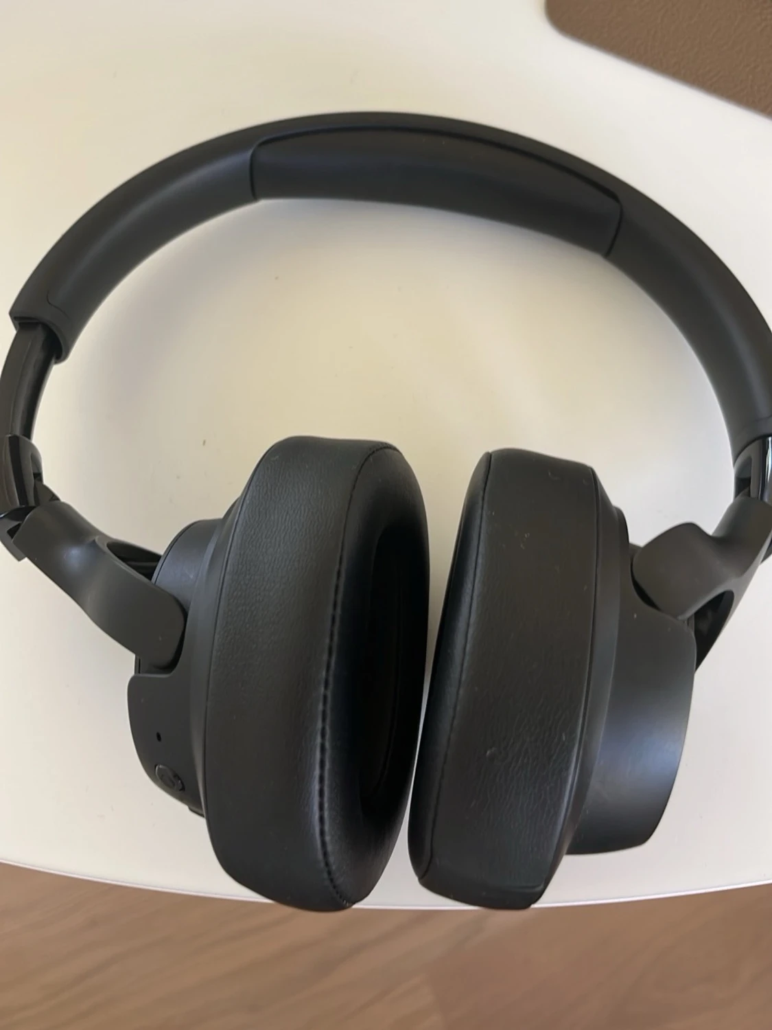 Svarta over-ear hörlurar