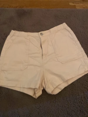 Shorts - Kräm färgade shorts med hög midja från kappahl