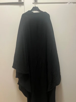 Svart Abaya + khimar sett  - En svart abaya med rund halsringning och matchade khimar. Abaya har en lös passform och är tillverkad i ett lätt, något strukturerat tyg som ger ett snyggt fall. Perfekt för dig som gillar minimalistisk och stilren design. Pris går att diskutera 💓abayan är nopprig på ställen