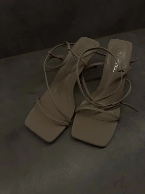 Beiga Sandaletter - nyskick! - Beiga Sandaletter från Boohoo, aldrig använda✨  Klackhöjd: ca 10cm 💗  Storlek: 40