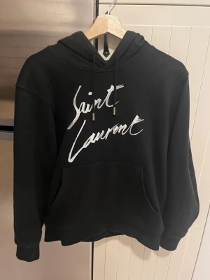 Saint Laurent hoodie  - Säljer nu denna Saint laurent hoodien i modellen ”Signature hoodie” i storlek S✨ är i bra skick och har inga defekter.