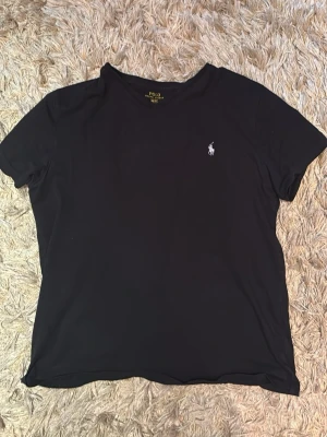 Svart t-shirt från Polo Ralph Lauren - T-shirt är i en jättenajs skick. Har knappt använt den. 