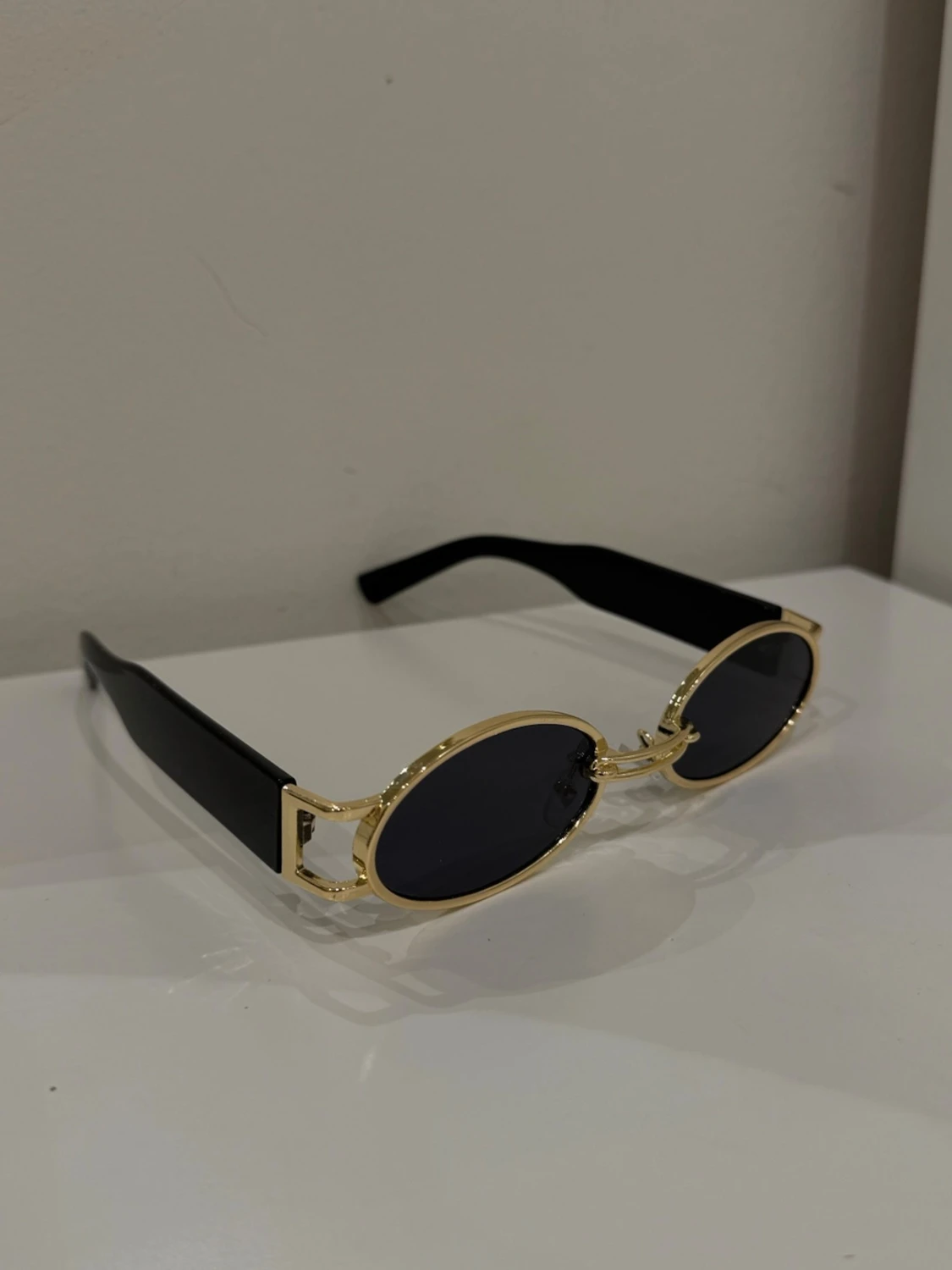 Fyra par trendiga solglasögon - 1