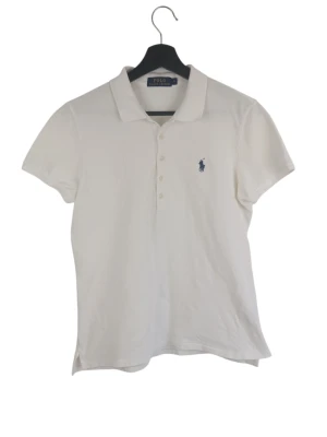 Polo Ralph Lauren Julie Slim Fit Polo Shirt, storlek XL - Pikétröja från Polo Ralph Lauren med kort ärm och krage. Tröjan har en knappslå med fyra knappar framtill och en broderad logotyp på bröstet. En klassisk och mångsidig tröja som passar bra till många olika tillfällen. Armhåla till armhåla: 48cm Axelbredd: 38cm Långt: 60cm