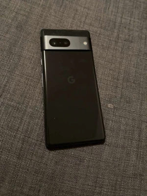 Google Pixel svart Android-telefon - Säljer en svart Google Pixel med stilren design och glasbaksida. Telefonen har en tydlig kameramodul på baksidan och en stor skärm på framsidan. Perfekt för dig som gillar Android och vill ha en snygg och modern mobil. Därmed har jag precis fixat en kryptering på den.