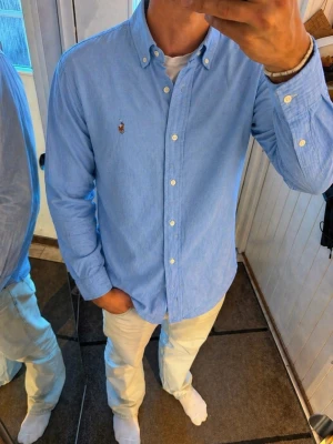 Ljusblå Ralph Lauren skjorta  - Fint skick! Strl S, passar ca 175 cm  Hör av dig vid frågor!