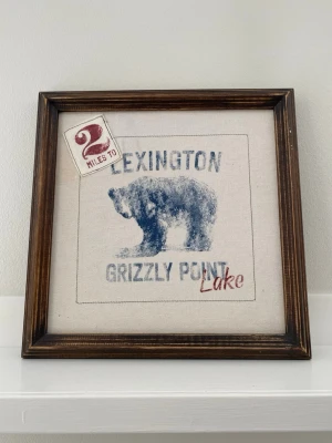 Lexington tavla 30x30 - Rustik träram - New England stil - Säljer en dekorativ Lexington tavla i mycket fint skick.  Stilren väggdekoration med rustik träram och klassisk Lexington/New England-känsla. Passar perfekt i hall, sovrum, kök, sommarstuga eller lantlig inredning.  Mått: - 30 x 30 cm  Skick: Mycket fint begagnat skick.  Passar dig som gillar: - Lexington-stil - New England / Hampton-inredning - Rustik / lantlig känsla - Stilren väggdekor  Pris: 350 kr  Kommer från djur-, rök- och barnfritt hushåll. Hämtas på plats eller skickas mot fraktkostnad