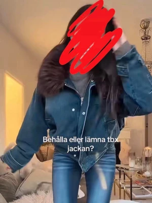 Oversized jeansjacka med fuskpäls - Jättesnygg mörkblå jeans jacka med med pälskrage. Använd 1 gång