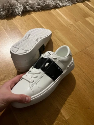 Valentino garvani 11 (storlek 43) - Snygga vita sneakers från Valentino Storlek 43, har använts endast 2-3 gånger har rensat dom så de ser ut som helt nya i skicket pris går att diskutera! 💯(kartonglådan har slängts!)
