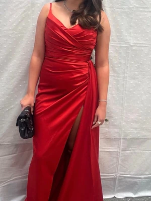 Röd balklänning - Snygg röd balklänning i storlek 38, som är i mycket bra skick. 