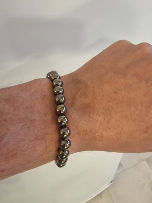 Armband stålpärlor - Armband stålpärlor. 5,5 cm. Elastiskt.