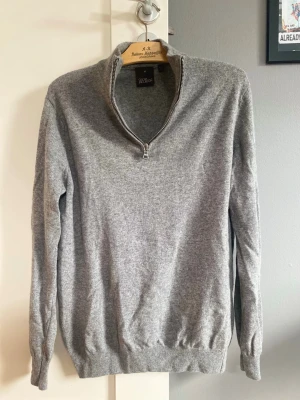  Stickad tröja från Oscar Jacobson - Hej! Jag säljer en 1/4-zip tröja från Oscar Jacobson i grå färg. Tröjan är i mycket fint skick och sparsamt använd. Storlek: M. Hör gärna av dig vid intresse eller om du har några frågor! Vänliga hälsningar, Lucas