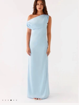 Ljusblå satinklänning  - Säljer denna otroliga satinklänning då den tyvärr inte passade mig!🥹🥹🤍Den är endast testad så prislapp och allt finns kvar! Passar perfekt till bal eller bröllop🫶🏻🫶🏻🫶🏻