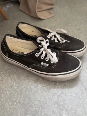 Vans skor - Svarta Vans sneakers i storlek 38 