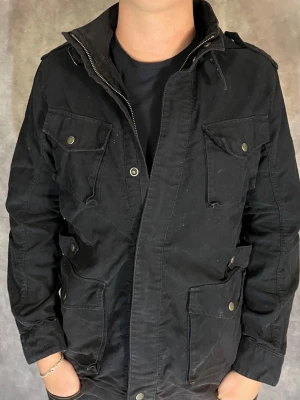 Woolrich Fieldjacket  - Hej! Säljer nu denna väldigt snygga och eftertraktade Woolrich Fieldjacka! Jackan är slutsåld överallt och går inte att få tag på… Jackan är perfekt nu till våren. Storlek M Skick: 9.5/10 Nypris: 6000 kr Säljs för: 999 kr