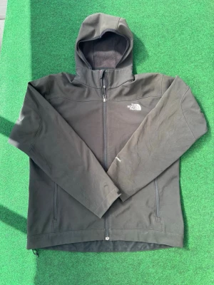 Svart hoodie från The North Face - Säljer en svart jacka från The North Face med dragkedja och huva.  Skicket är jättebra och plagget är sparsamt använd!! Pris kan diskuteras ! Storlek L 