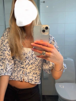 Blommig topp - Jättefin söt blommig topp/blus, slutsåld! Knappt använd!