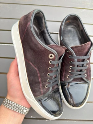 Lanvin uk8 vinröd - Säljer nu mina sjukt feta vinröda lanvins! Perfekta sommar skor! Size uk8/42! Skick 8/10 lite slitet innuti ena sulan. Nypris 5200kr mitt pris 1799kr kan gå ner i pris vid snabb affär! Hör av dig vid frågor eller andra funderingar 💯