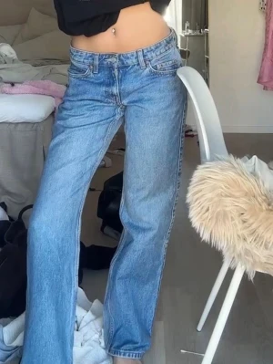 Blå raka jeans med låg midja - Lågmidjade jeans från weekday, Nypris 590. Storlek: 26/30